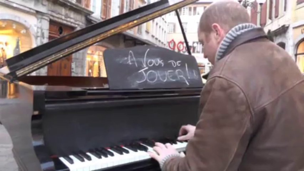 Un piano dans la rue - Place St Léger Chambéry