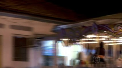 Thales e Natasha se beijam