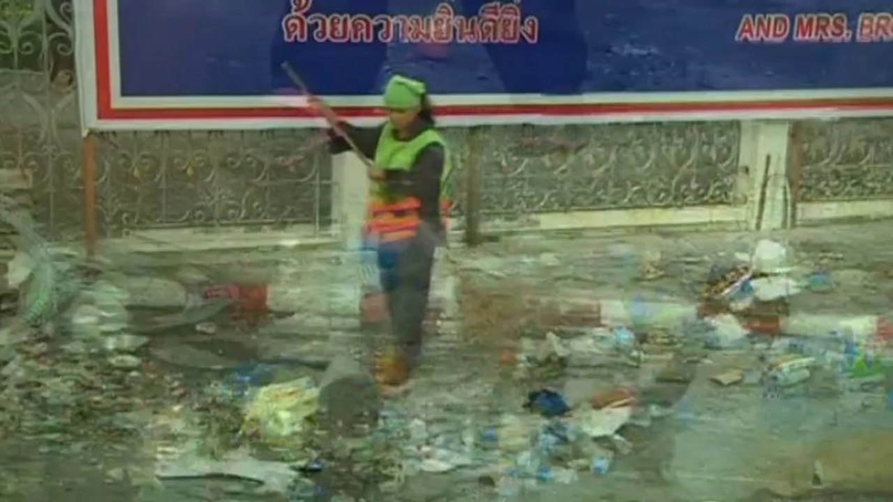 Protesters in Bangkok prepare to clean up stree...