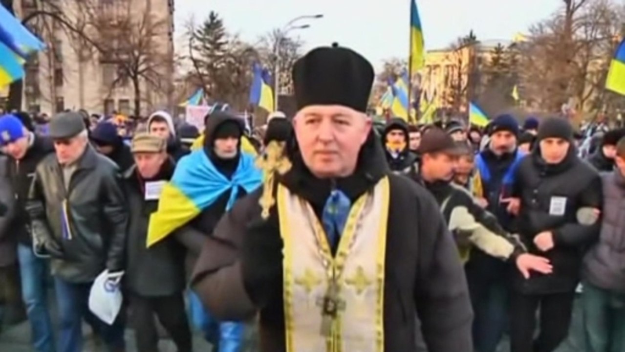 Ukrainian protesters march to presidential building
