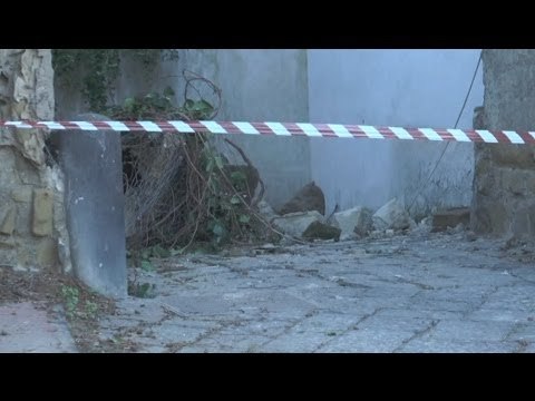 Napoli - Crolla muro in Via Manzoni, imprigionati abitanti del parco -live- (03.12.13)