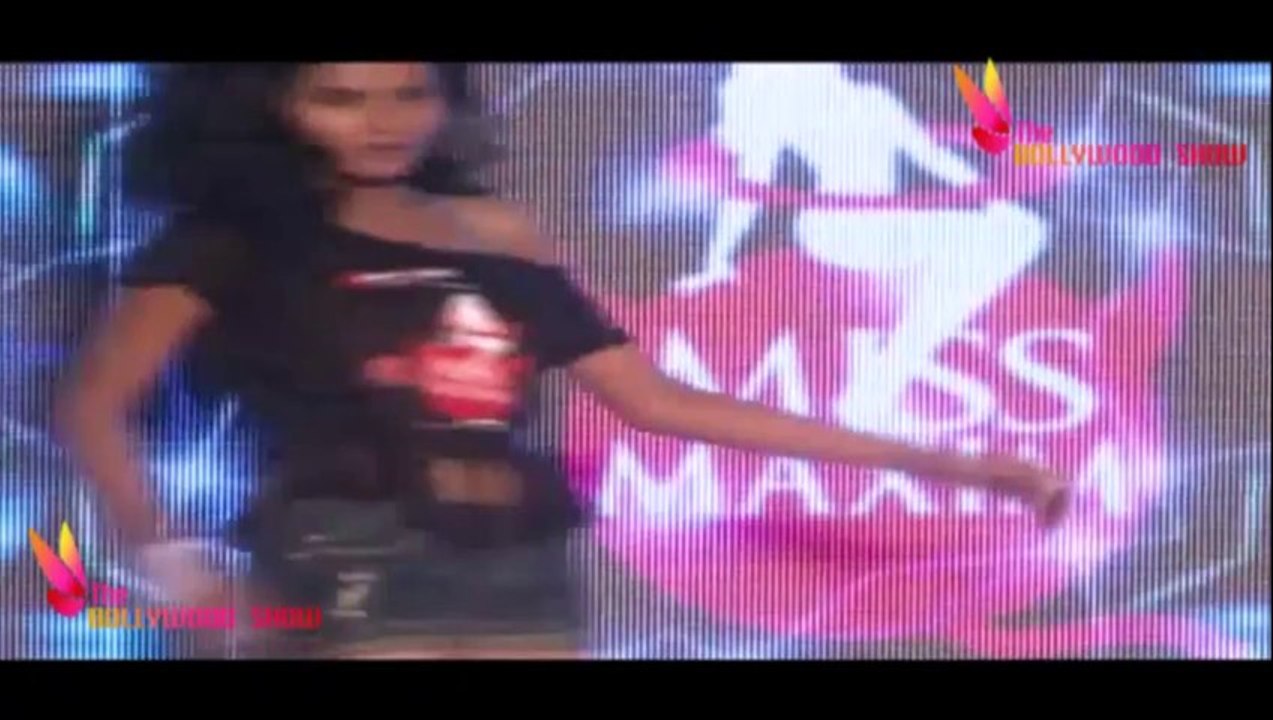 Model Flaunts her Back on the Ramp