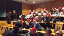 Des bonnets rouges pour les élus