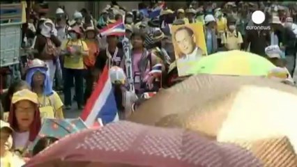 Tregua per il Re: la Thailandia mette fra parentesi le proteste