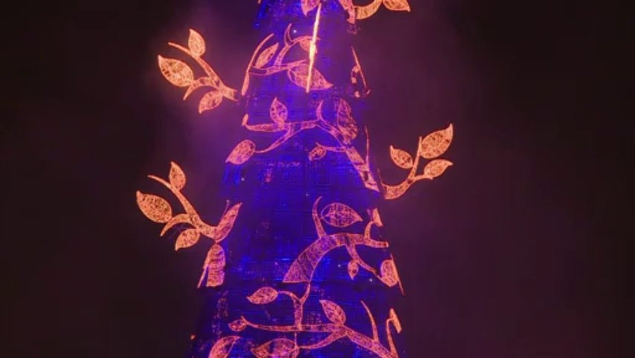 Un árbol flotante navideño de 85 metros
