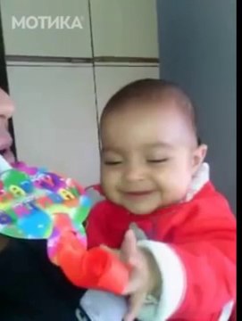 МОТИКА: Тато нашол од некаде многу смешна труба .