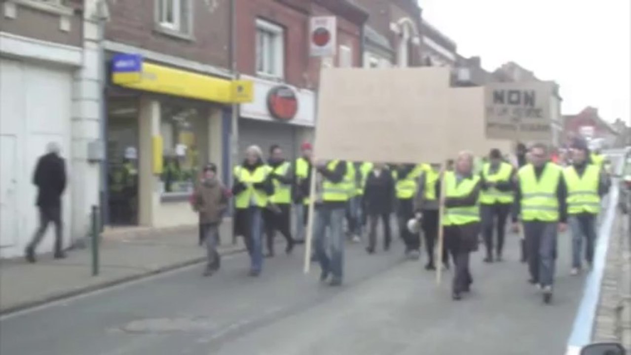Saint-Just-en-Chaussée: les parents d'élèves opposés à la loi Peillon défilent dans la rue