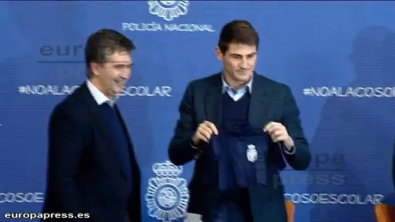 Casillas recibe una camiseta de la Policía para su hijo