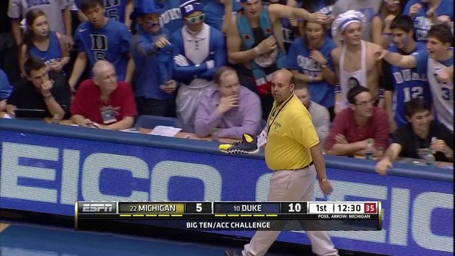 Nik Stauskas balance sa chaussure au public