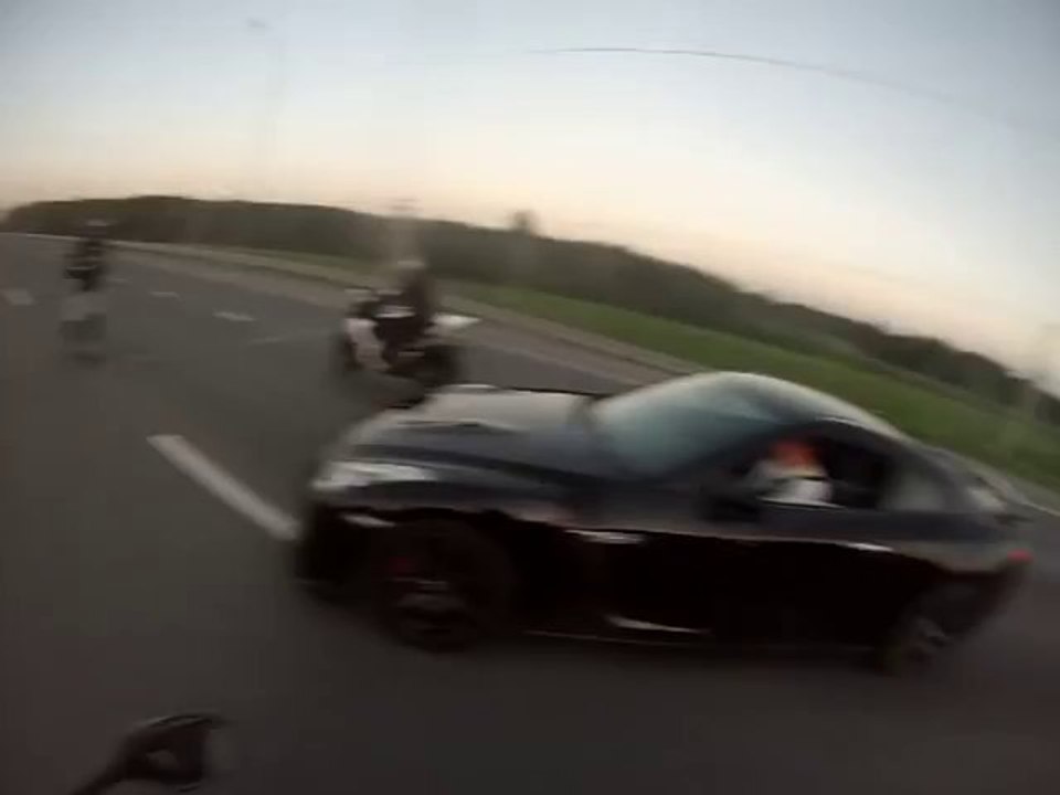 Course de moto/voiture : GTR vs YAMAHA R1 vs SUZUKI GSX R1000 - ENORME