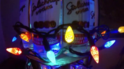 Un arbre de NOEL en bouteilles de VODKA.