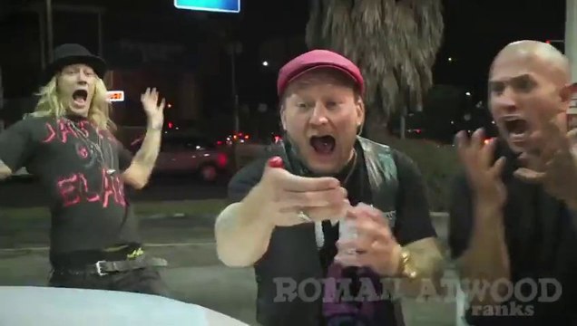 Il se coup le pouce à la station essence - Caméra cachée!