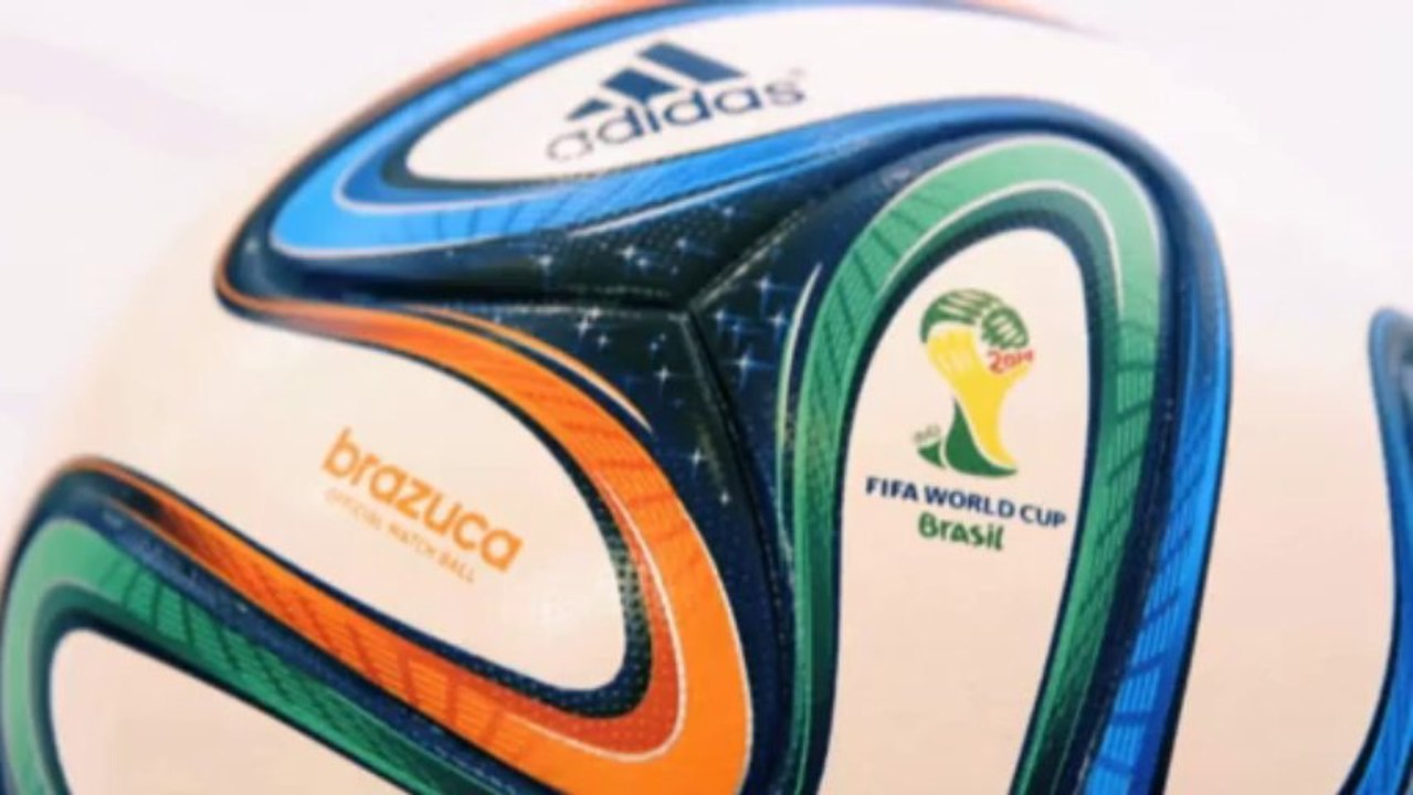 Brazuca? Schweini, Poldi und Co. entdecken WM-Ball