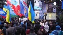 Los partidarios de Yanukóvich enseñan los dientes frente al parlamento ucraniano