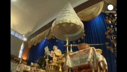 Thai king urges people to do their duty, declines comment on crisis