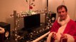 Le Père Noël joue Jingle Bells au piano