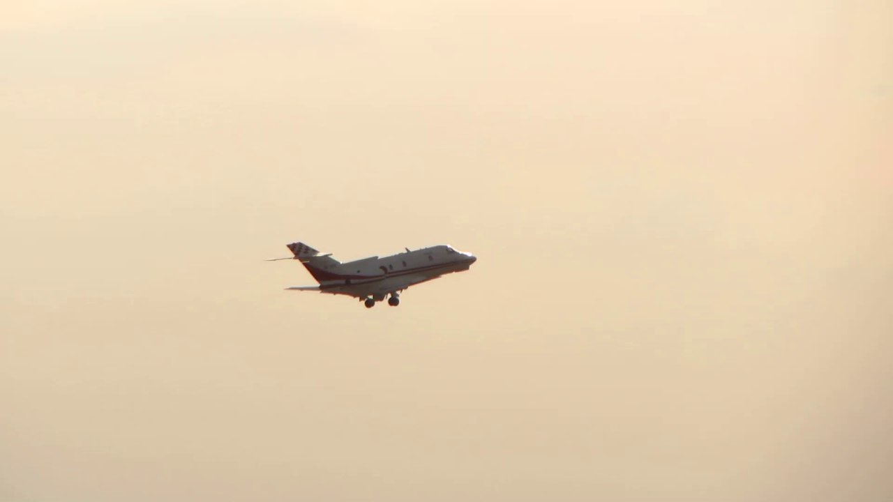 翼を振りながら帰投するU-125