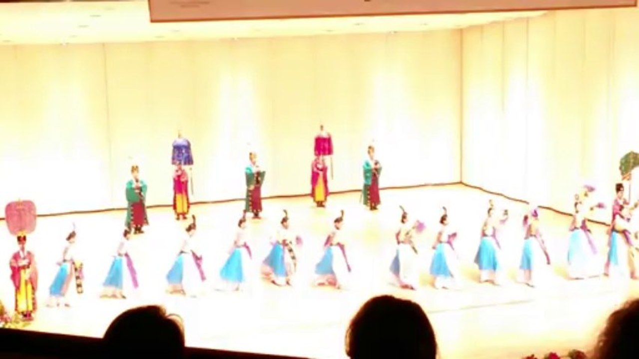 traditioneller koreanischer Tanz: chugyeonmu (schlechte Bildqualität)