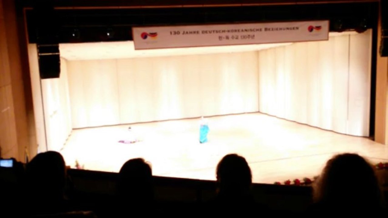 traditioneller koreanischer Tanz: dorihwa (schlechte Bilqualität)