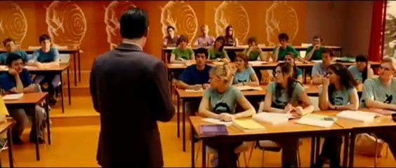 Professeur qui rend des copies et qui saque les élèves !