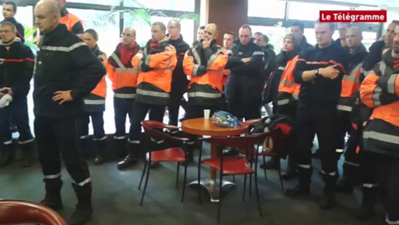 Saint-Brieuc. En grève, 80 pompiers envahissent le Conseil général