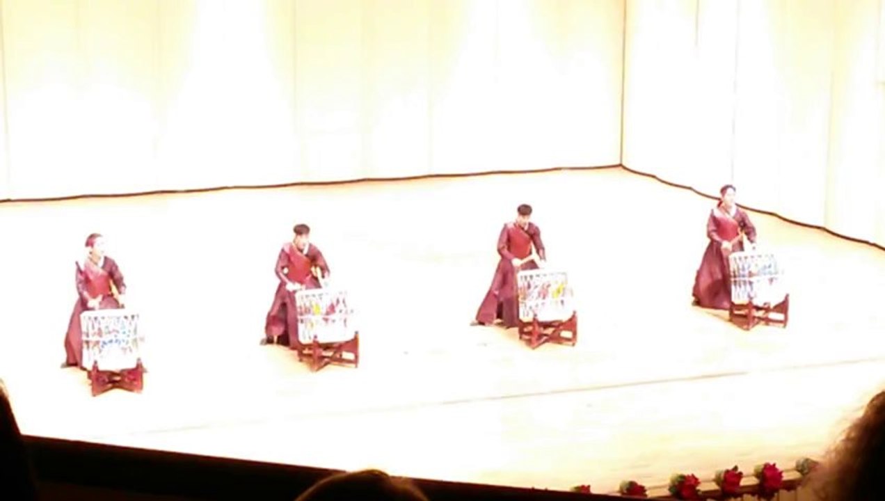 koreanischer Trommeltanz: punggo (schlechte Bildqualität)