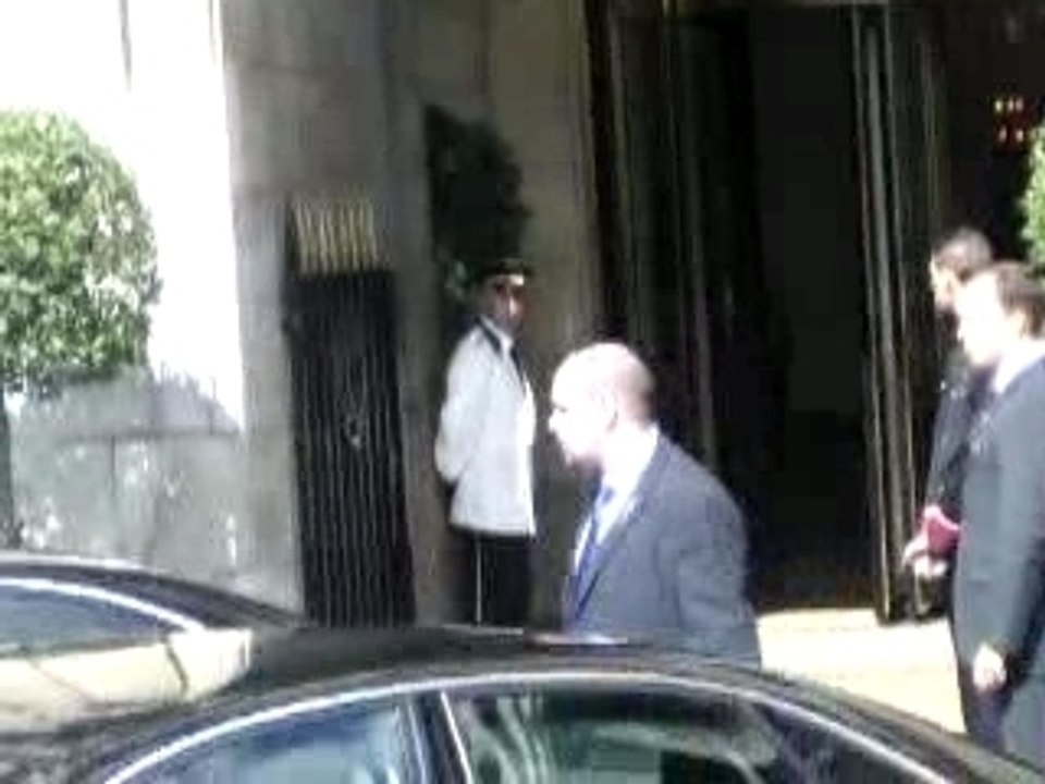 Madonna devant Le Crillon
