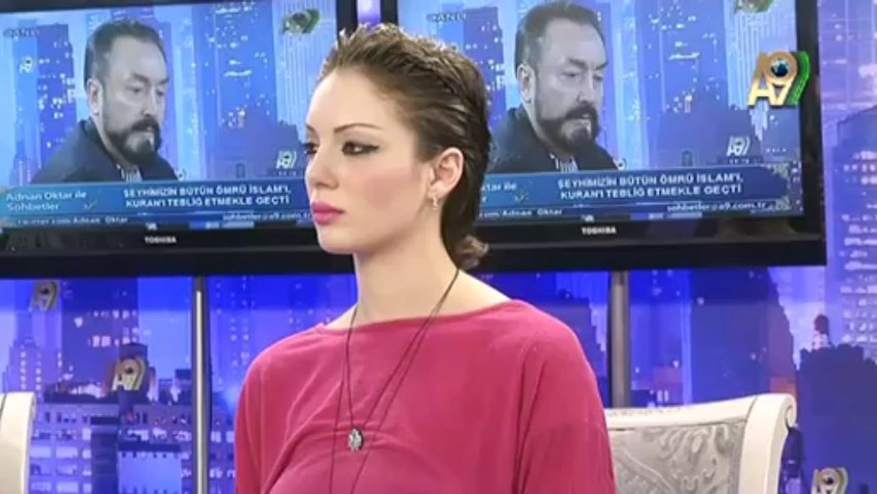 En ce moment, le seul pôle, le pôle des pôles, le possesseur de nombreuses forces spirituelles, celui qui est extrêmement humble, qui a consacré toute sa vie à l'Islam, notre bien-aimé Cheikh Nazim el-Koubroussi