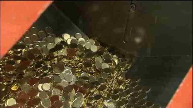 España capta 3.523 millones de euros en bonos con menor interés a cinco años .