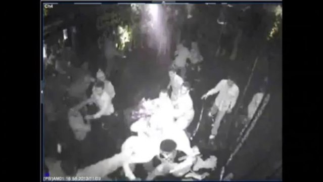 Un joueur de baseball déclenche une bagarre en boite!