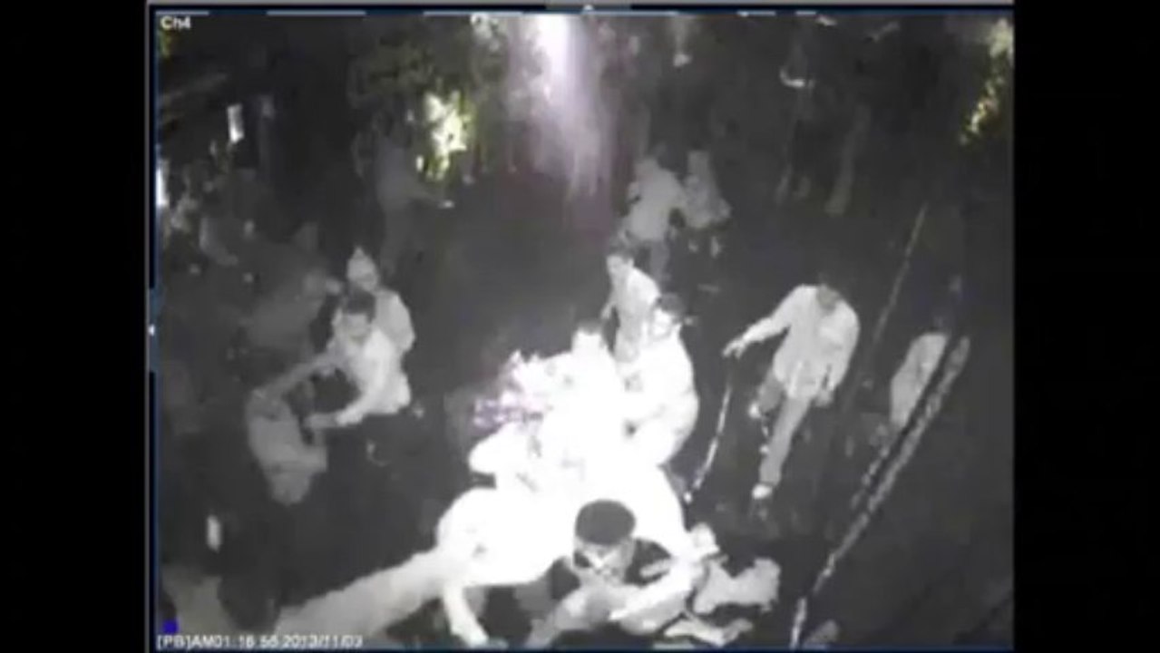 Un joueur de baseball déclenche une bagarre en boite!