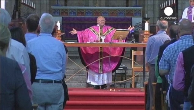 South Africa: crowds mourn Nelson Mandela's death and celebrate his life