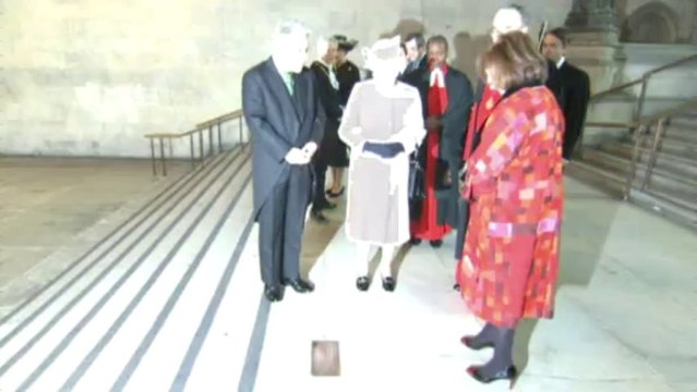 The Queen reacts to Nelson Mandela's death