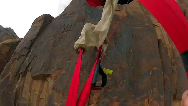 Accident de BASE JUMP violent - Il heurte la falaise.