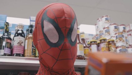 Spider-Mans fait ses courses.