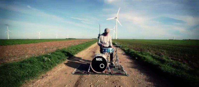 Wikidrummer, un batteur qui joue dans différents endroits pour avoir un son unique!