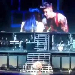 Justin Bieber Kissing OLLG Decemer 5th 2013