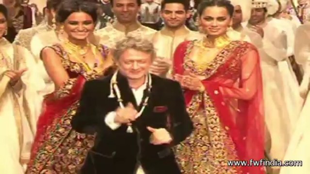 Abhishek Bachchan at Rohit Bahl's grand finale of Aamby Valley India Bridal Fashion Week 2013 3