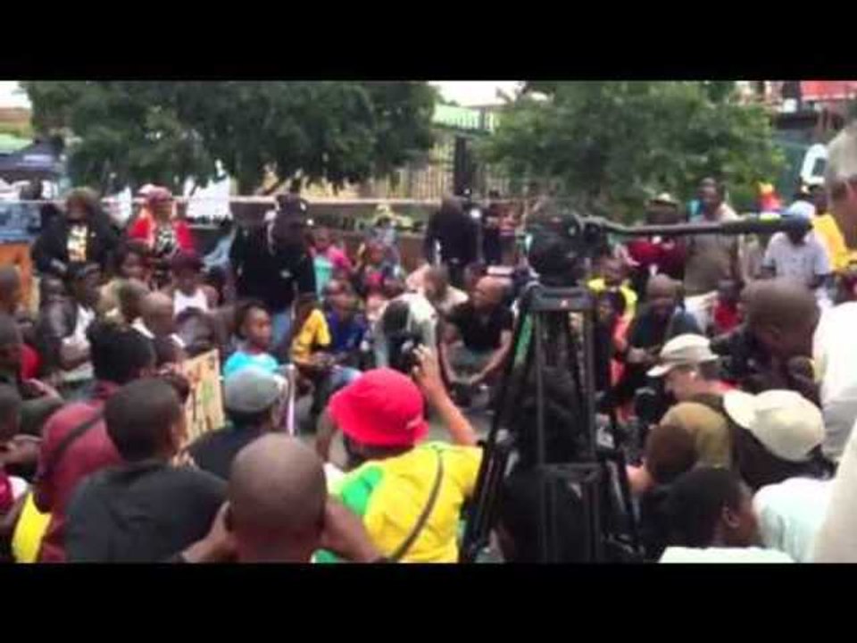 Crowd pays tribute to Mandela at former Soweto home