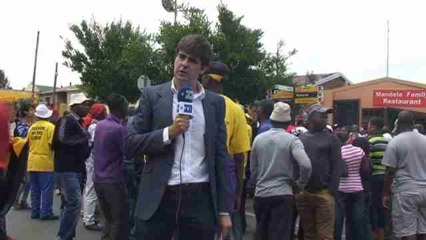 Informe a cámara: Centenares de personas bailan frente a la casa de Mandela en Soweto