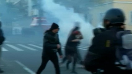 Скачать видео: Greek police fire tear gas at student protesters