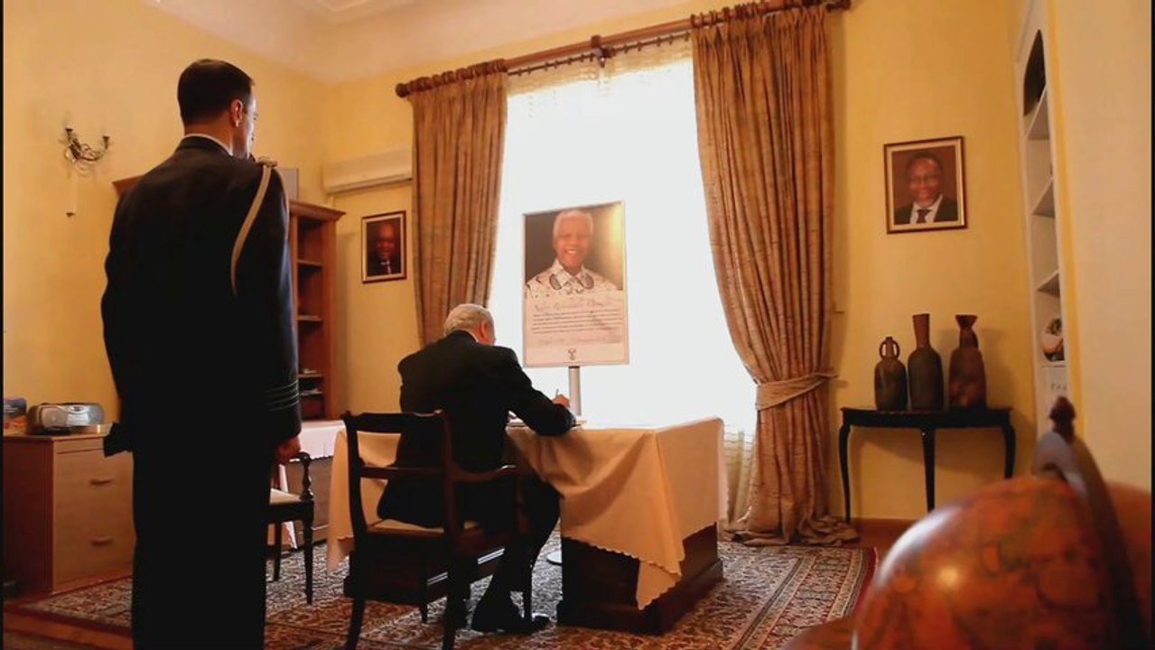O ΥΕΘΑ Δ. Αβραμόπουλος υπέγραψε στο βιβλίο συλλυπητηρίων για τον Νέλσον Μαντέλα