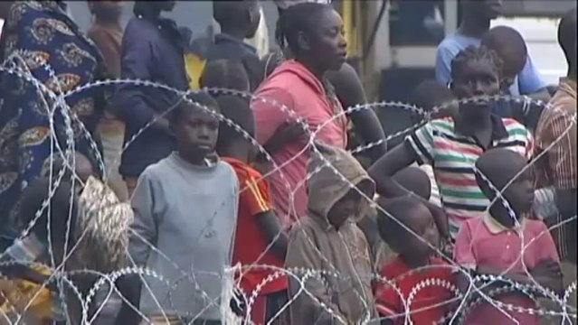 Centrafrique : des habitants de Bangui se réfugient auprès des troupes françaises à l'aéroport