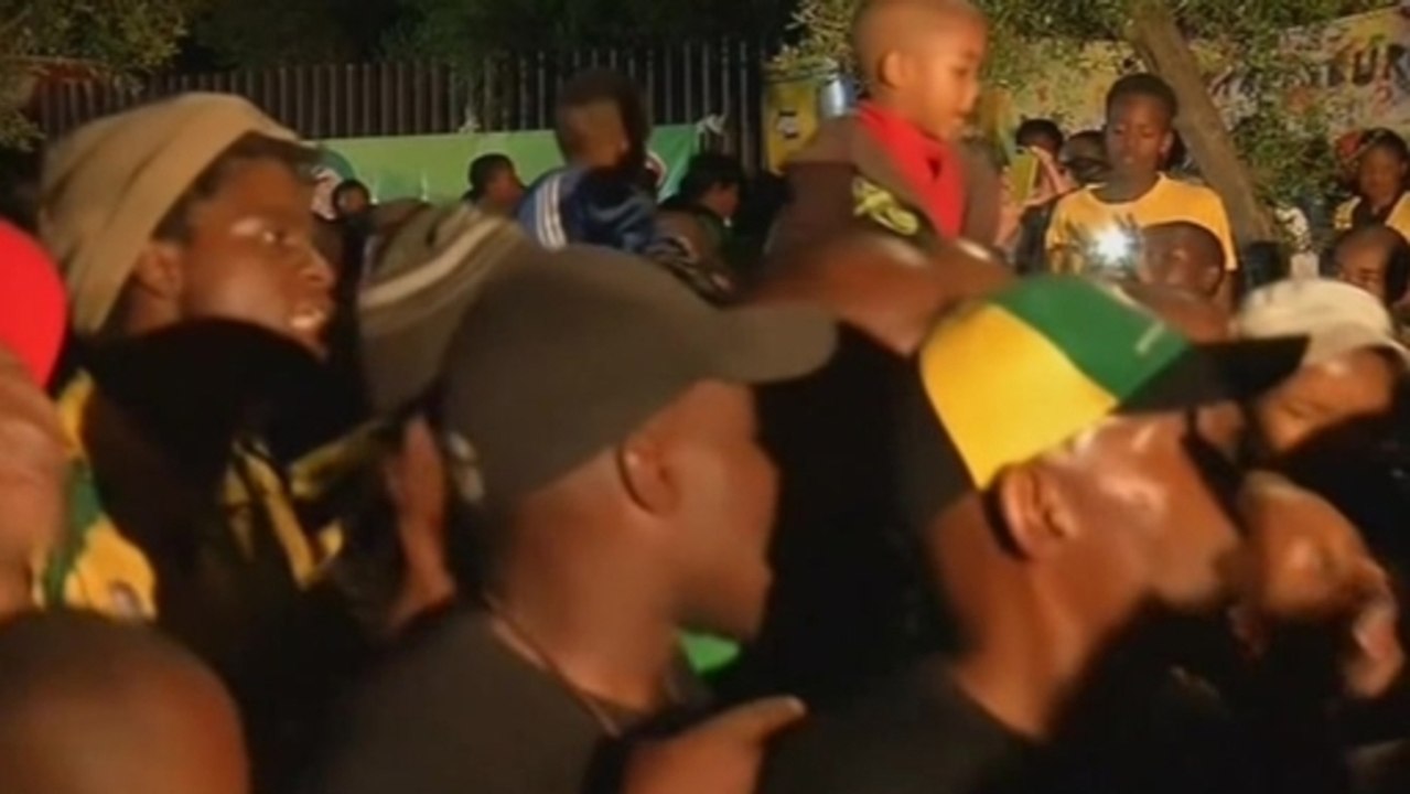 Mandela tributes go into night in Soweto