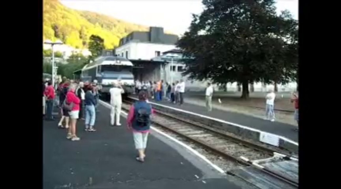 CC 72 084 manoeuvre devant le BV, gare de LE MONT-DORE, le 01.10.2011