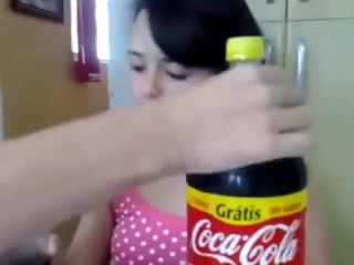 Une jolie fille qui parle et rote Lol