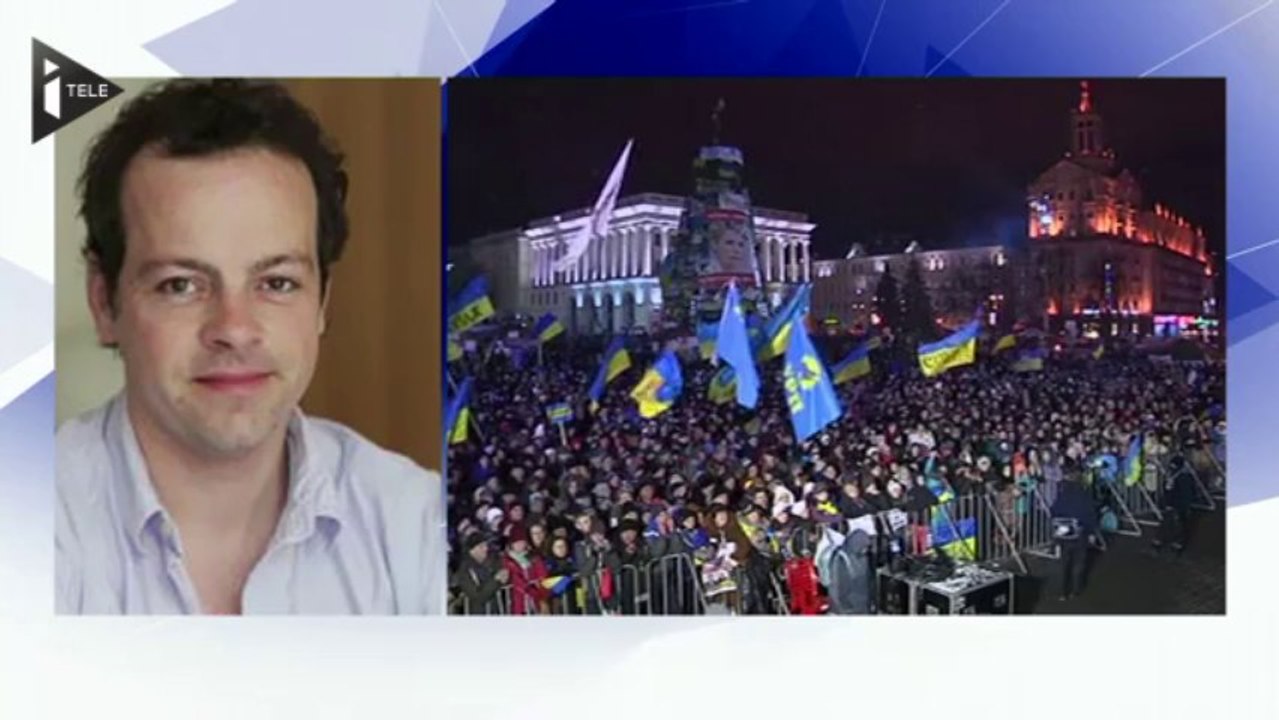 Les manifestants déboulonnent Lénine