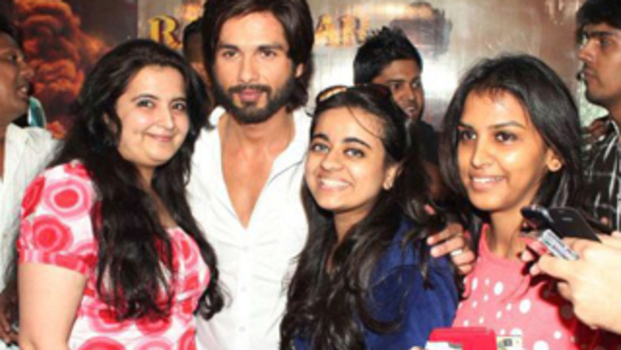 Shahid Kapoor Meets Fans @ R... Rajkumar Special Screening ! - video ...