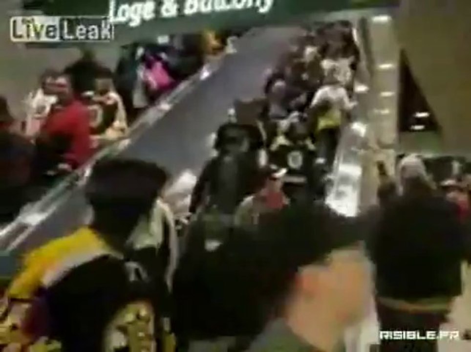 une blonde prend l'escalator !