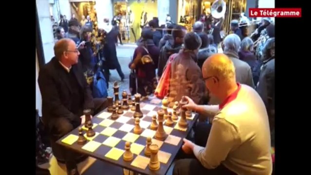 Insolite. A Quimper, ils jouent aux échecs dans une vitrine
